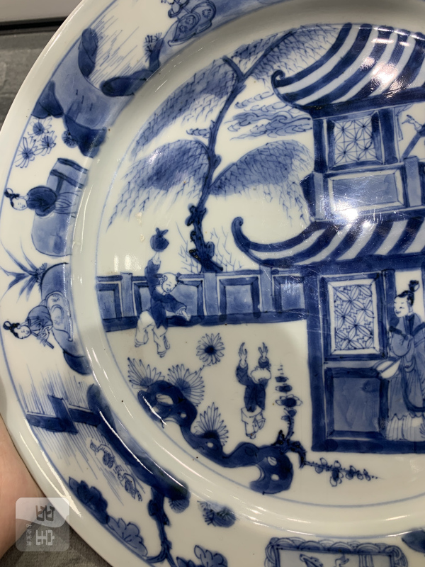 清康熙青花合家欢人物故事纹折沿盘 - 图4